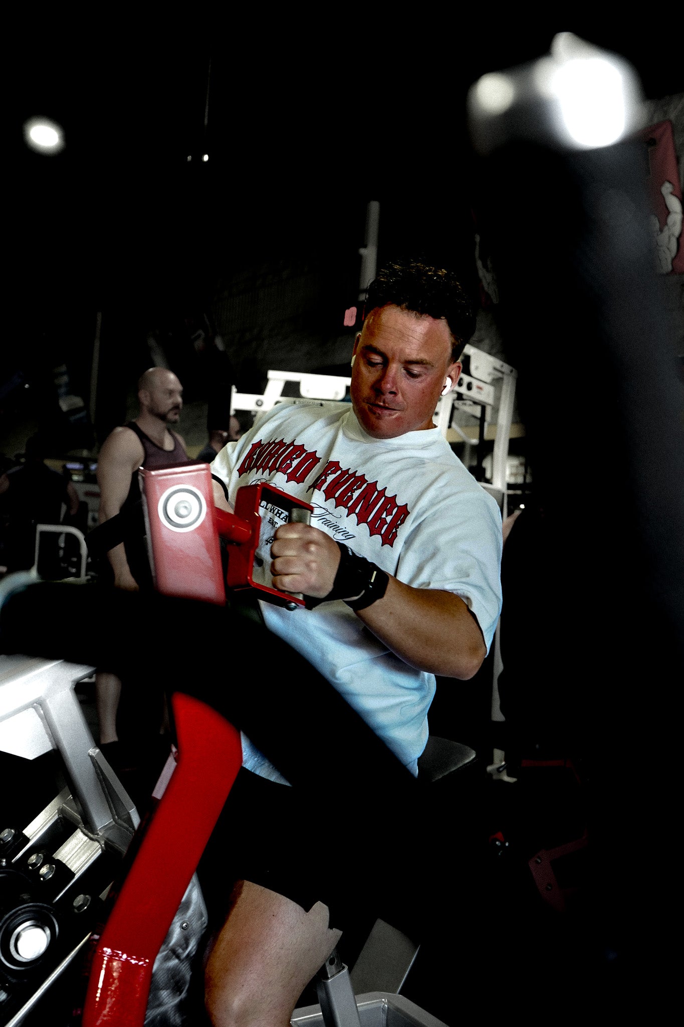 IRON FAMILY TEE - WHITE/RED